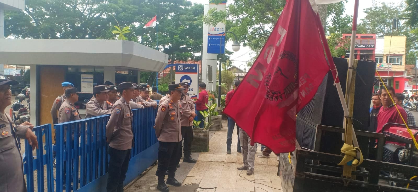 LRB tengah melakukan aksi unjuk rasa di BRI Cabang Lebak